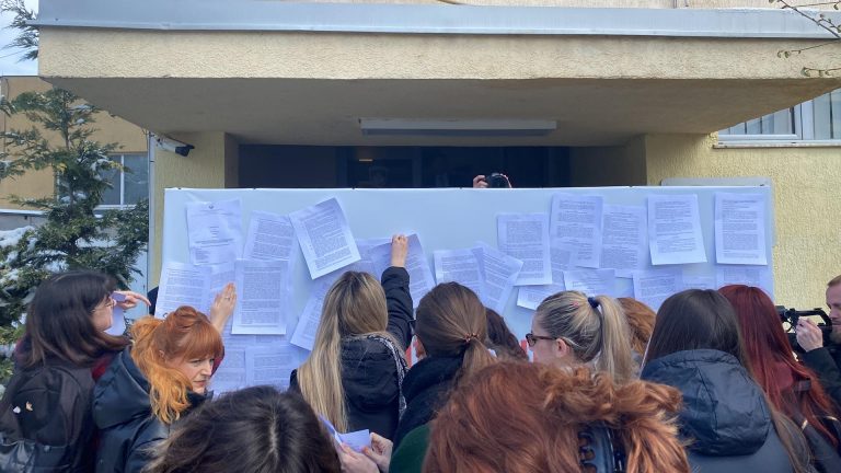 Me moton “Kundër shtetit që i vret gratë” kërkohet shkarkimi i kryeprokurorit Munishi
