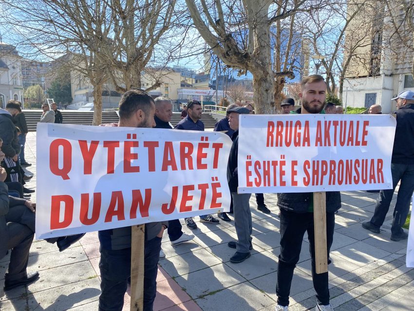 Protestë para Qeverisë – qytetarët nga Malisheva e Klina kundër devijimit të autostradës