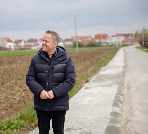 Idrizi prezanton rregullimin e trotuareve në Stanoc të Epërm: Banorët do të qarkullojnë të sigurt