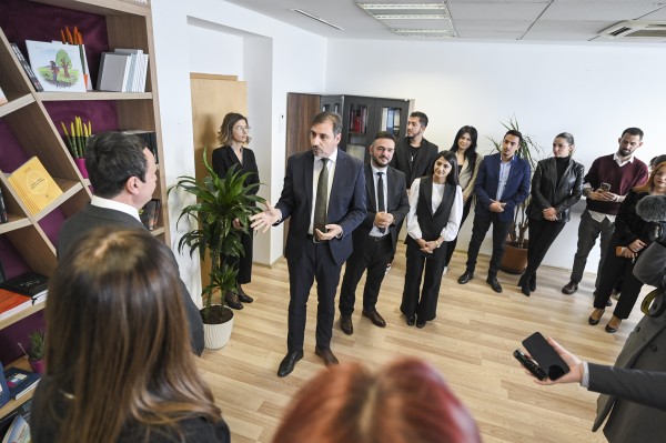 Hapet minibiblioteka për komunitetin rom në ndërtesën e Qeverisë