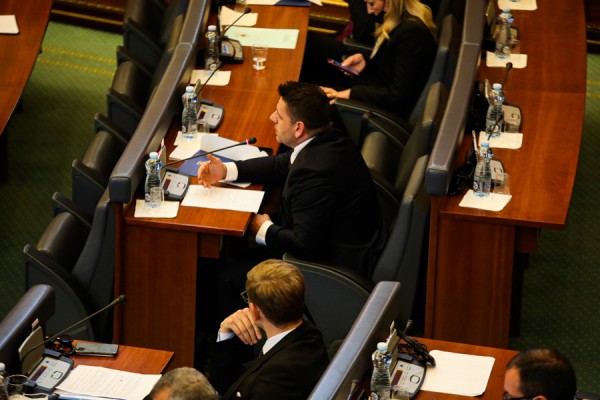 Bekë Berisha-Dimal Bashës: Kur foli unë, ti veç kompjuterin shikoje