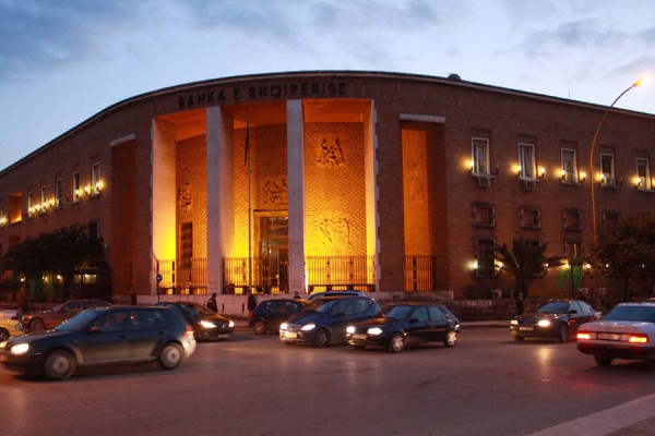 Shqipëri, kreditimi në euro u rrit me 40%