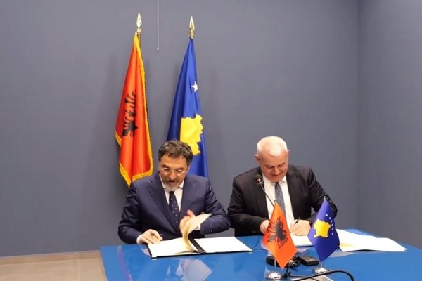 Kosova dhe Shqipëria nënshkruajnë marrëveshje për përmirësimin e lëvizjes së lirë