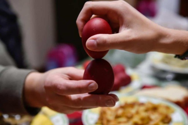 ​Besimtarët ortodoksë kremtojnë pashkët