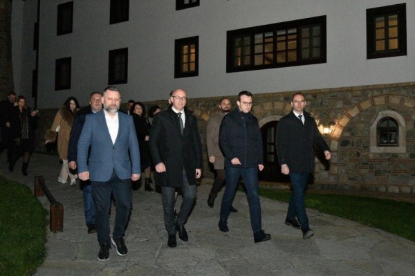 Petkoviq në Deçan, merr pjesë në liturgjinë e mesnatës së pashkëve