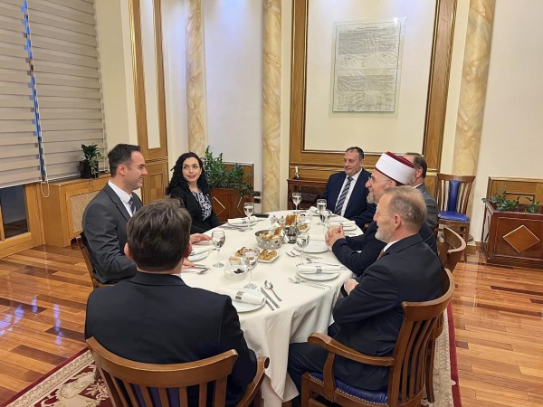 Konjufca e Osmani shtrojnë iftar për udhëheqësit e BIK-ut