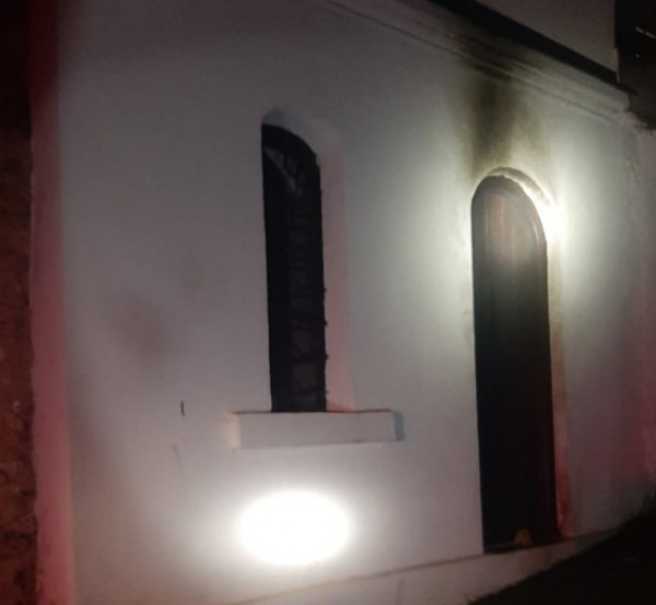 Dëmtohet dera e një kishe në Prizren