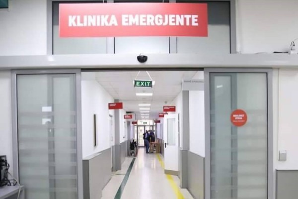 Njëri fëmijë që u lëndua te “Faik Konica” do të operohet