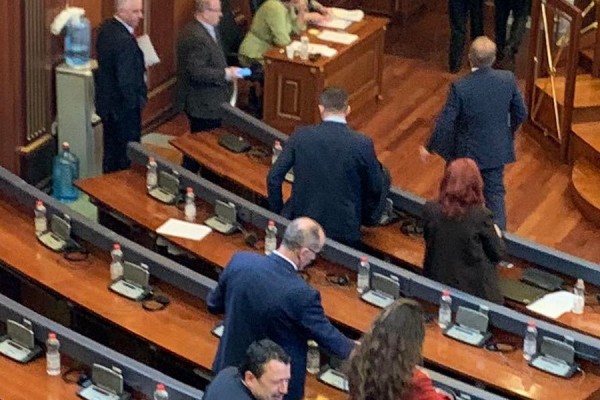 Opozita lëshon seancën e Kuvendit