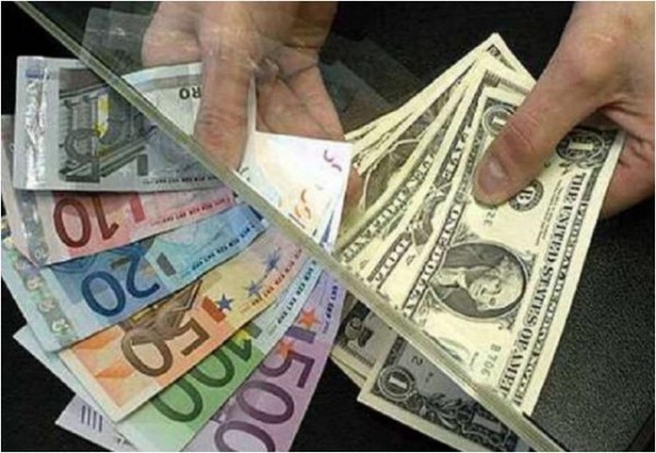 Euro drejt barazimit me lekun, ja kursi i këmbimit valutor
