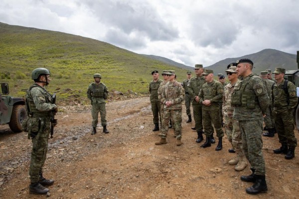 Osborn e Jashari në Babaj të Bokës panë nga afër ushtrimin fushor “Iron Wolf”