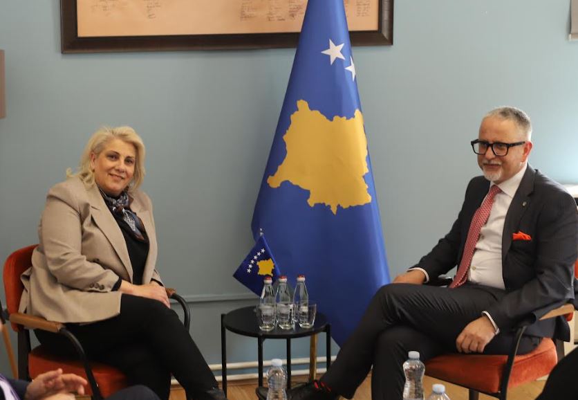 Ministri Vitia pret në takim kryetaren e FSShK-së