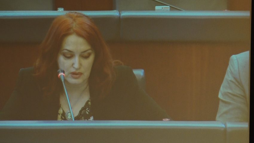 Hoxha-deputetëve: Të bëhemi bashkë ta mbrojmë UÇK-në