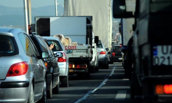Pritje deri një orë në kufi te Dheu i Bardhë