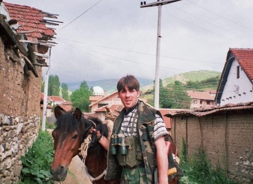 “Unë me armë në dorë që të kam kapur ty”, kunati i Haxhiut i përgjigjet analistit duke publikuar fotografinë me kali