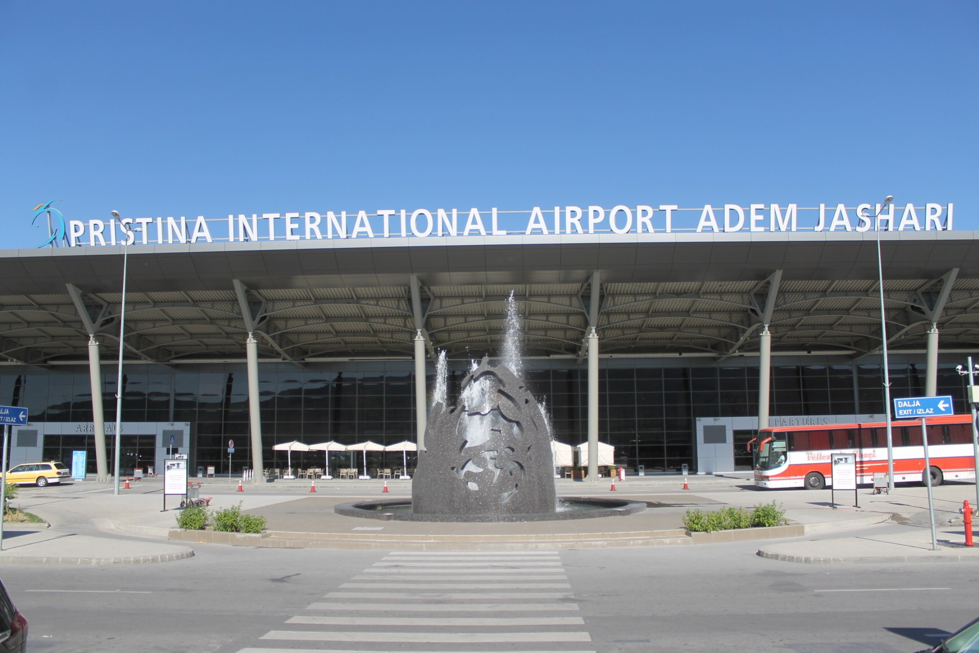Aeroporti “Adem Jashari” vazhdon trendin rritës të numrit të udhëtarëve