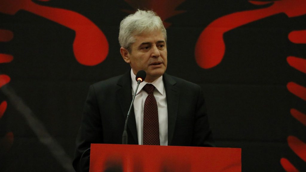Grubi, Ahmetit për korridorin 8: Bac u kry!
