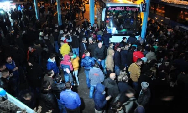 Mbi 60 mijë persona e lëshuan Kosovën, ekspertët e ekonomisë: Po ikin edhe të punësuarit