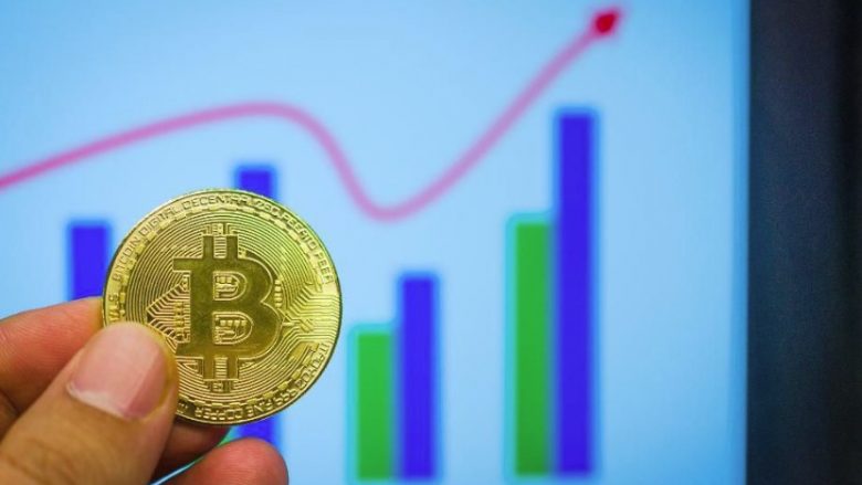 Bitcoin arrin në 30,000 dollarë