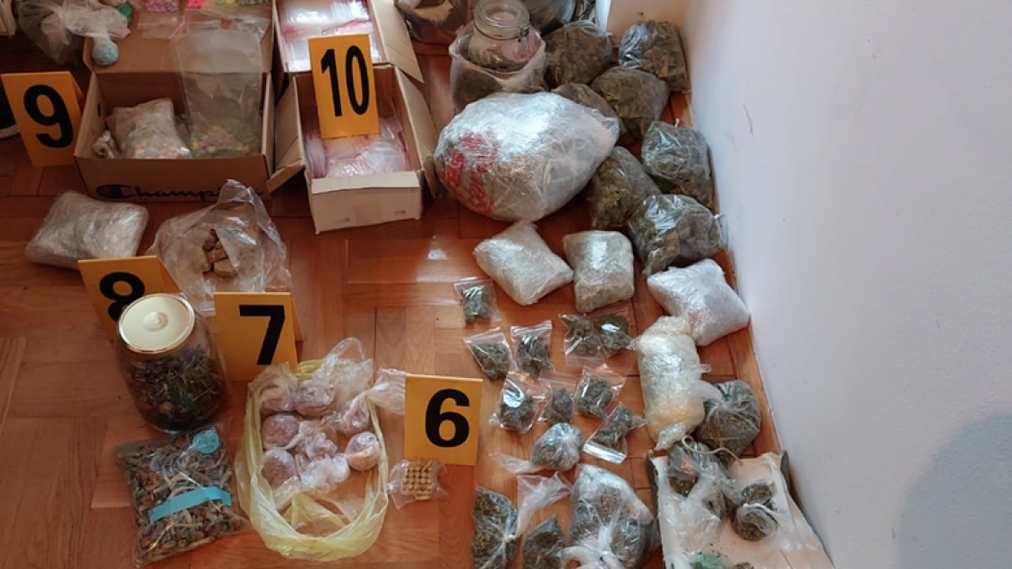 I gjejnë marihuanë, kokainë e heroinë në banesë – arrestohet i dyshuari në Prishtinë