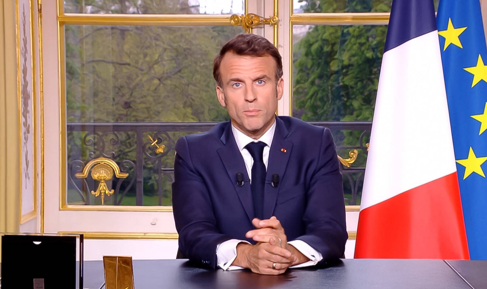 Macron këndoi në rrugë pas një fjalimi televiziv, në një përpjekje për të ‘lehtësuar pakënaqësinë franceze’