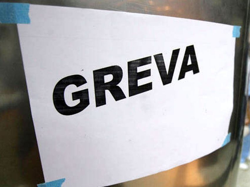 Vazhdon greva e punëtorëve teknik në spitalin e Gjakovës dhe në shkollat e Prishtinës