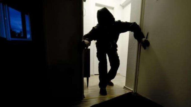 Plaçkitet një person në Mitrovicë, dy të maskuar i grabitin një shumë parash