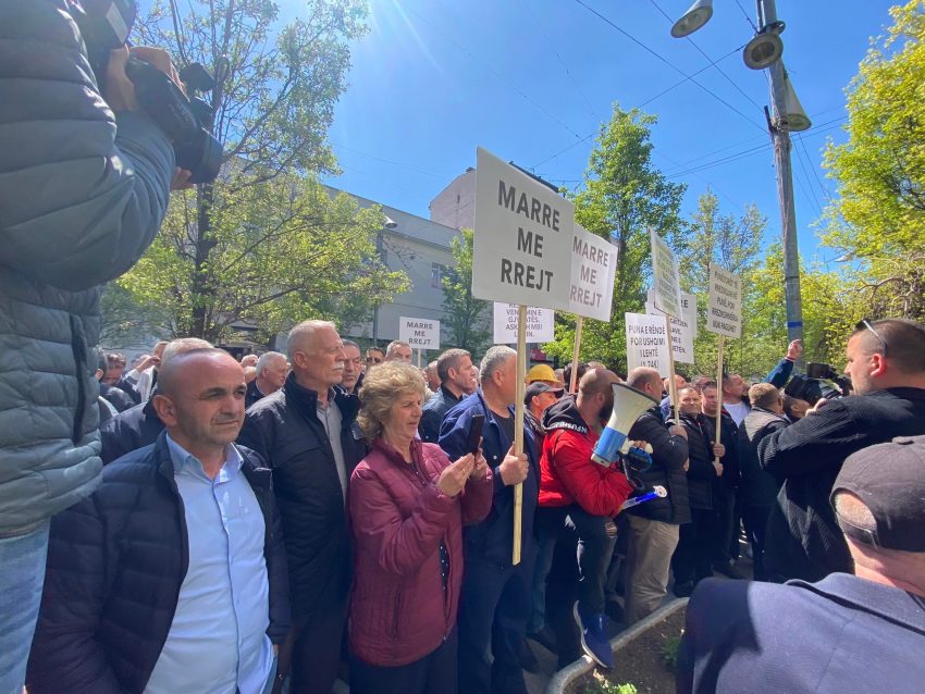 Protestojnë punëtorët e KEK-ut, kërkojnë rritje të pagave