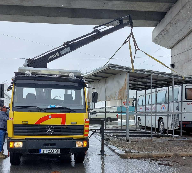 Komuna e Prishtinës largon dy kiosqe nga Zona industriale – ishin vendosur ilegalisht