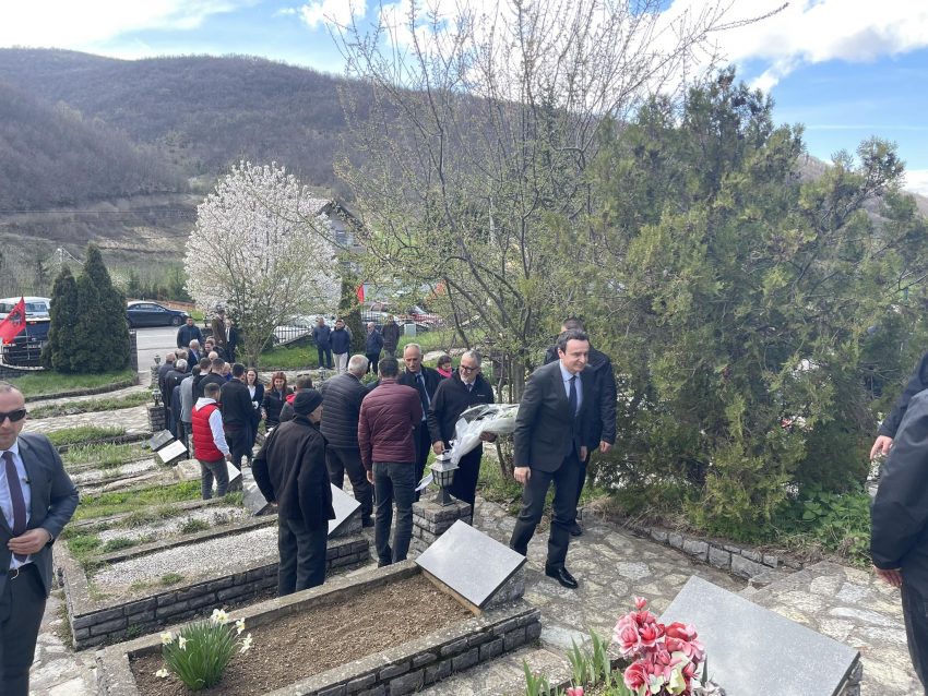 Kurti bën homazhe në kompleksin e varrezave të dëshmorëve dhe martirëve në Makoc
