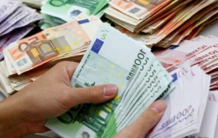 Nën kërcënimin e thikës i grabiten paratë një punëtori në Mitrovicë