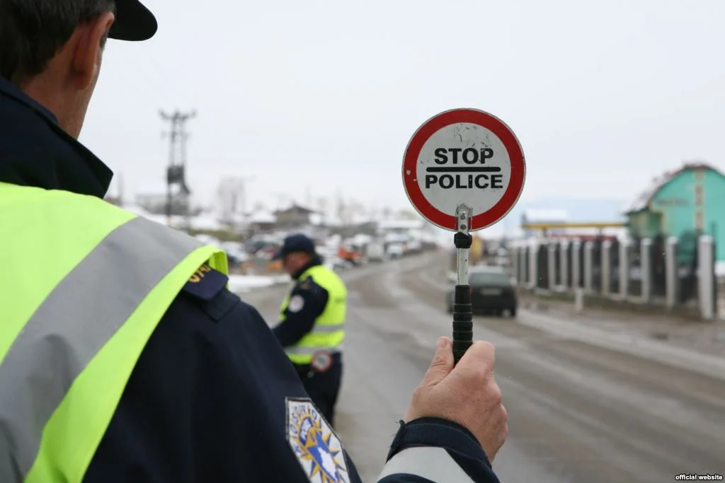 Voziti 130 km/h në zonën e shpejtësisë 80 në Mitrovicë, dënohet me 300 euro gjobë