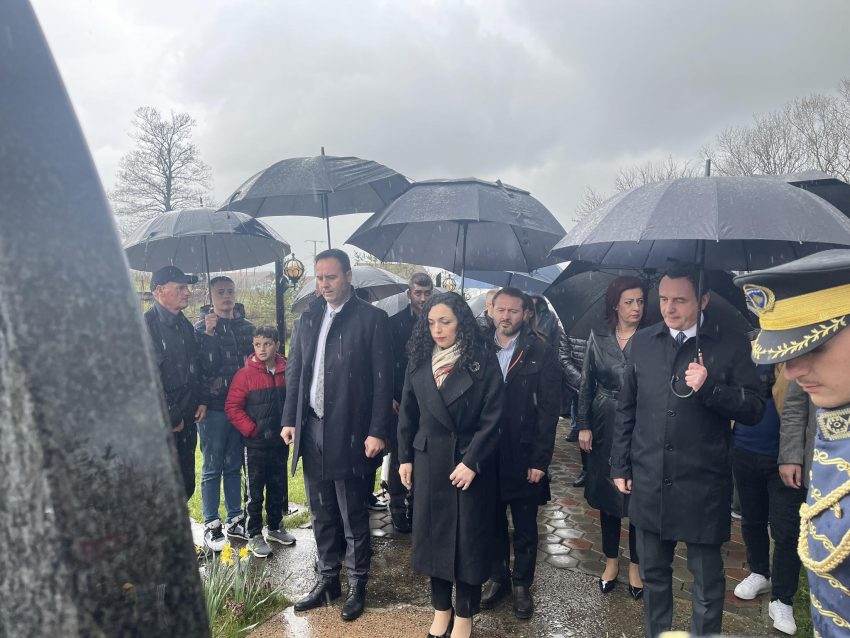 Krerët e shtetit nderojnë viktimat e masakrës së Poklekut, në 24-vjetorin e rënies