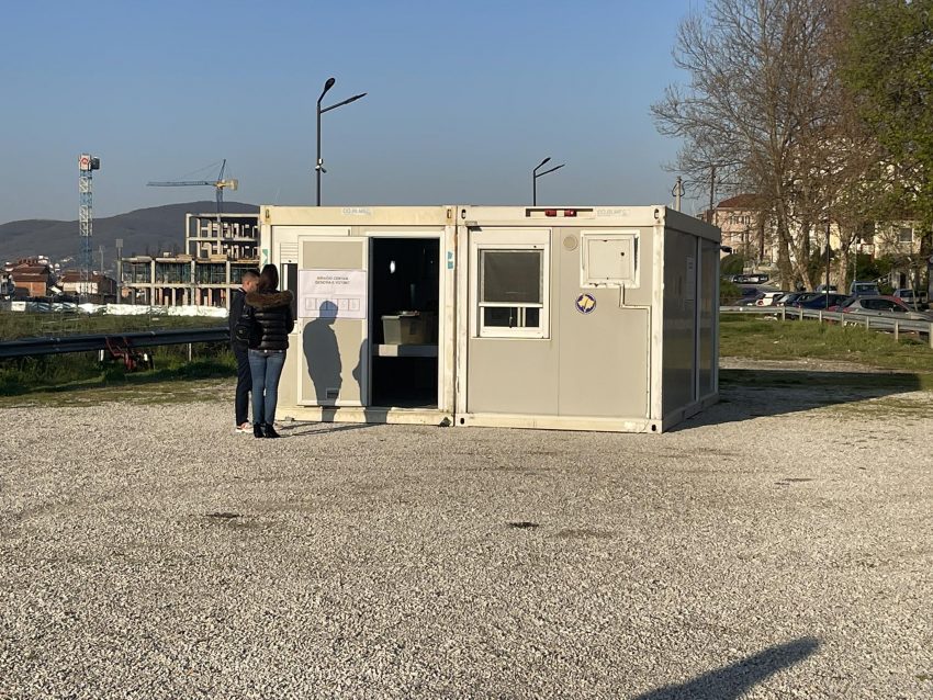 Hapet vendvotimi në kontenjer në rrugën “7 shtatori” në Mitrovicën e veriut, Policia e KFOR-i montojnë situatën