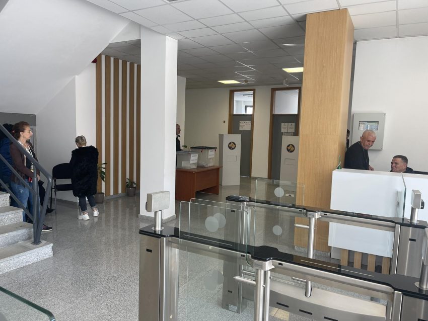 35 votues për 2 orë në objektin e Komunës në Mitrovicën e veriut