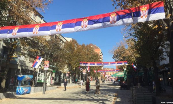 Dy serbë votojnë në një pikë votimi në Leposaviq