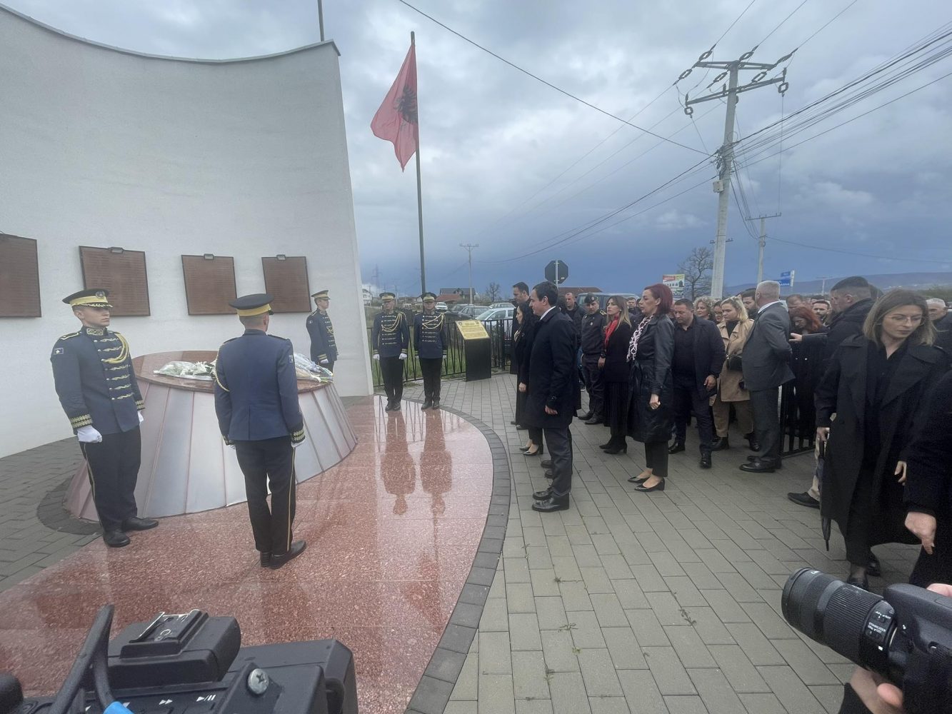 Masakra e Çikatovës së Vjetër – Osmani, Konjufca e Kurti bëjnë homazhe në Kompleksin Memorial