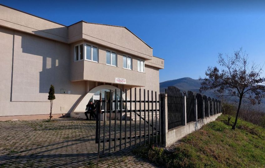 Zveçan: Qendra e votimit në shkollën fillore “Isa Boletini” hapet me një orë vonesë