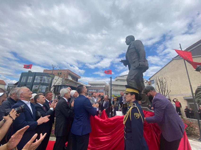 Shtatorja e Fahri Fazliut përurohet në Kastriot – vlerësohet vepra e tij, konsiderohet si frymëzim për shokët