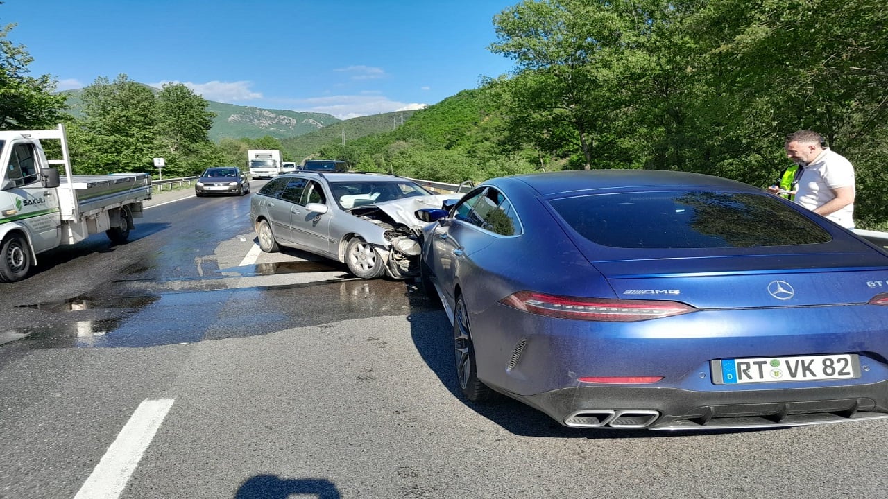 Aksident i trefishtë në “Rrugën e Kombit” lëndohen dy persona