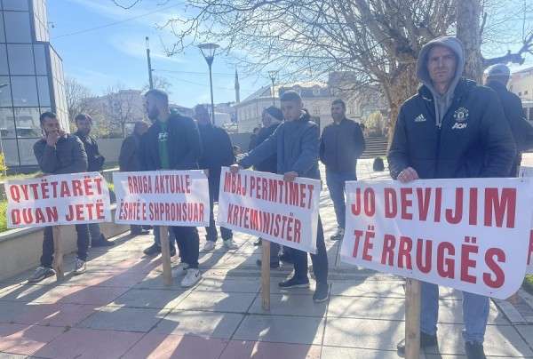 Përmes protestës, banorët e Klinës kërkojnë sërish të mos devijohet rruga Kijevë – Zahaq