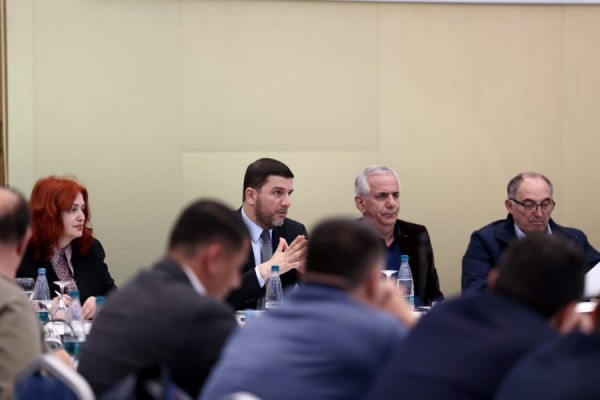 Krasniqi takon kryetarët e degëve të PDK-së: Rritje enorme e qytetarëve që po ikin nga Kosova