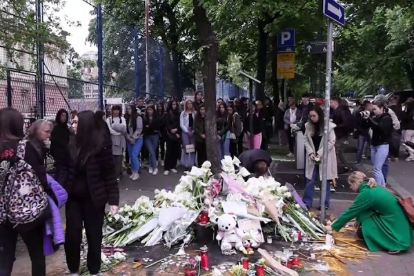 Tragjedia në Beograd, homazhe para shkollës ku u vranë 8 fëmijë