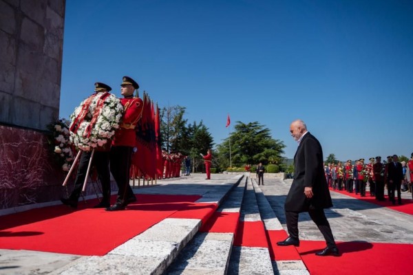 ​Krerët e shtetit bëjnë homazhe në “Varrezat e Dëshmorëve” për 5 Majin