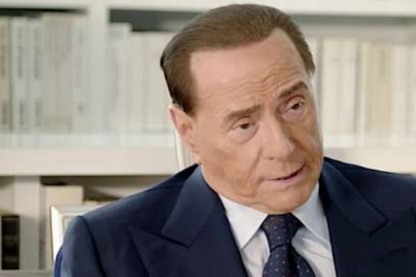 Berlusconi i gëzohet titullit të Napolit: “E konsideroj vetën napolitan”