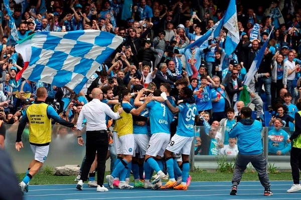 Napoli e feston sot titullin e kampionit para tifozëve të vet