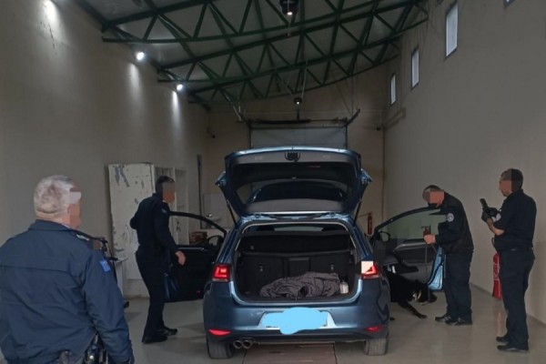 Policia dhe Dogana i gjejnë kokainë në veturë, arrestohet i dyshuari