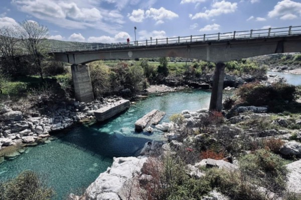 Shumë turistë vizitojnë Urën 300-vjeçare të Mesit në Shqipëri