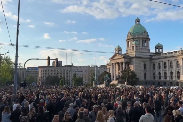 Mijëra njerëz protestojnë kundër dhunës në Serbi, kërkojnë dorëheqjen edhe të Vulinit