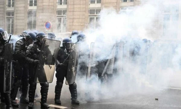 Tensione dhe përleshje gjatë protestave të 1 majit në Francë: 108 policë të plagosur, arrestohen 290 persona